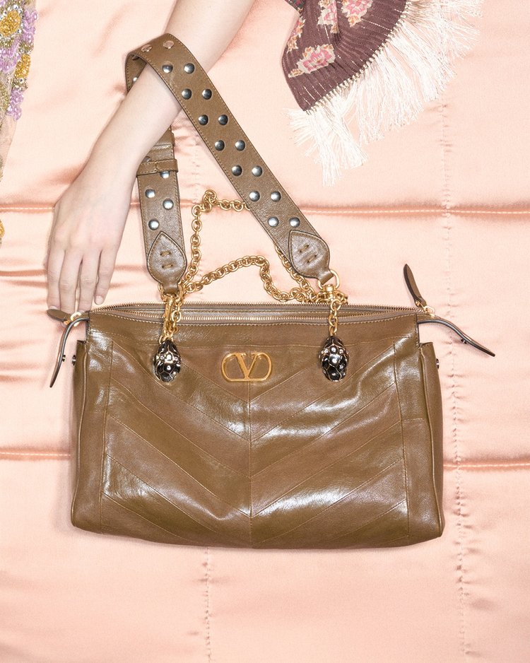 DiscoverMore_W_Bags_4x5