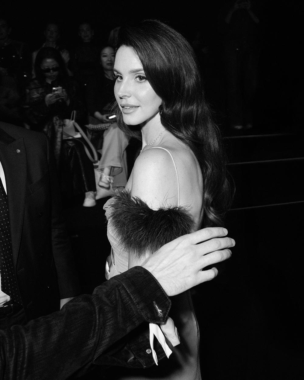 Valentino_Diary_News_Show_FrontRow_Fireflies