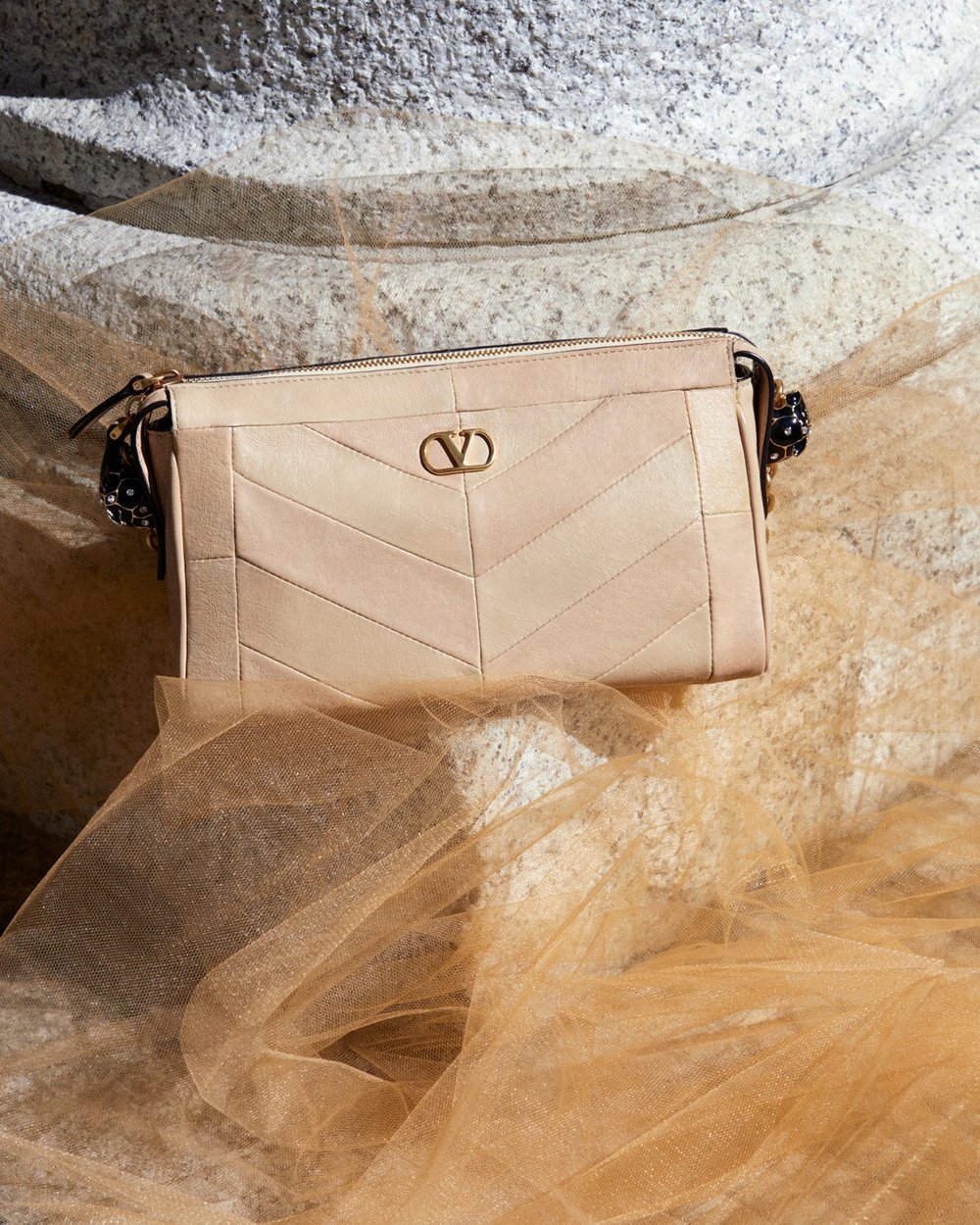 02_HarpersBazaar_Valentino-PantheaBag_4