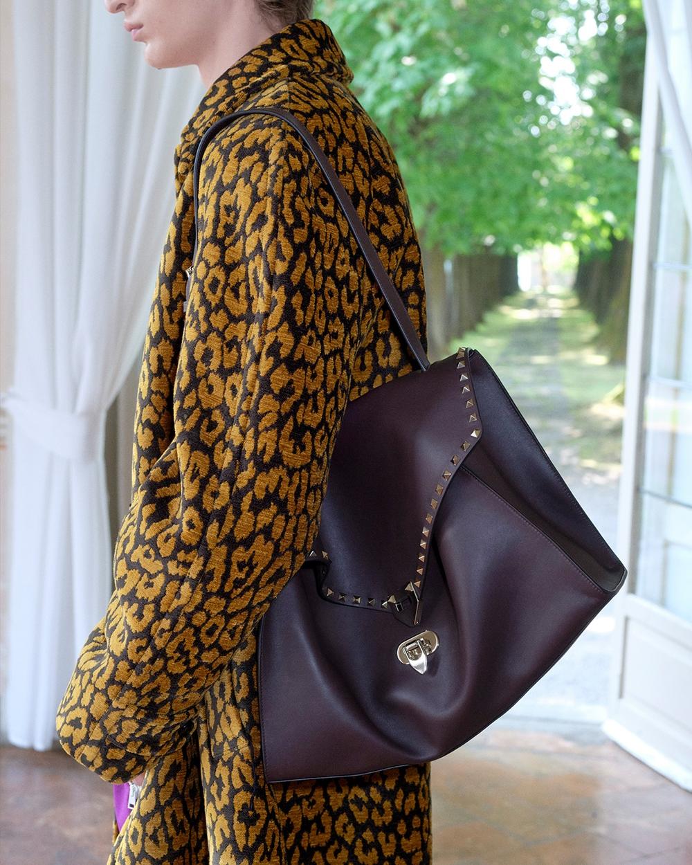 01_Valentino_Cruise2027_Rockstud_Maxxing_Bag_4x5