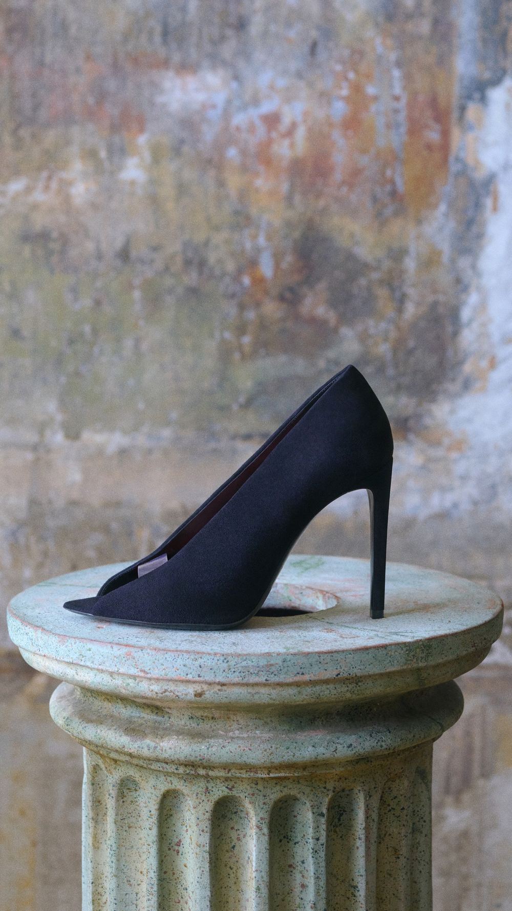 HP_SS26_Fireflies_Valentino_ReveleShoes_9x16