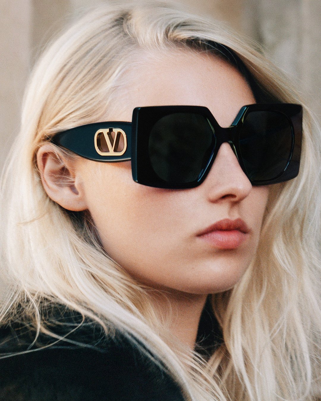 Woman wearing Valentino XXII VLS-106B-53 sunglasses