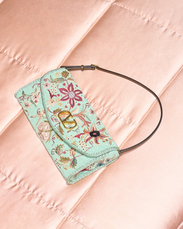 DiscoverMore_W_Bags_4x5