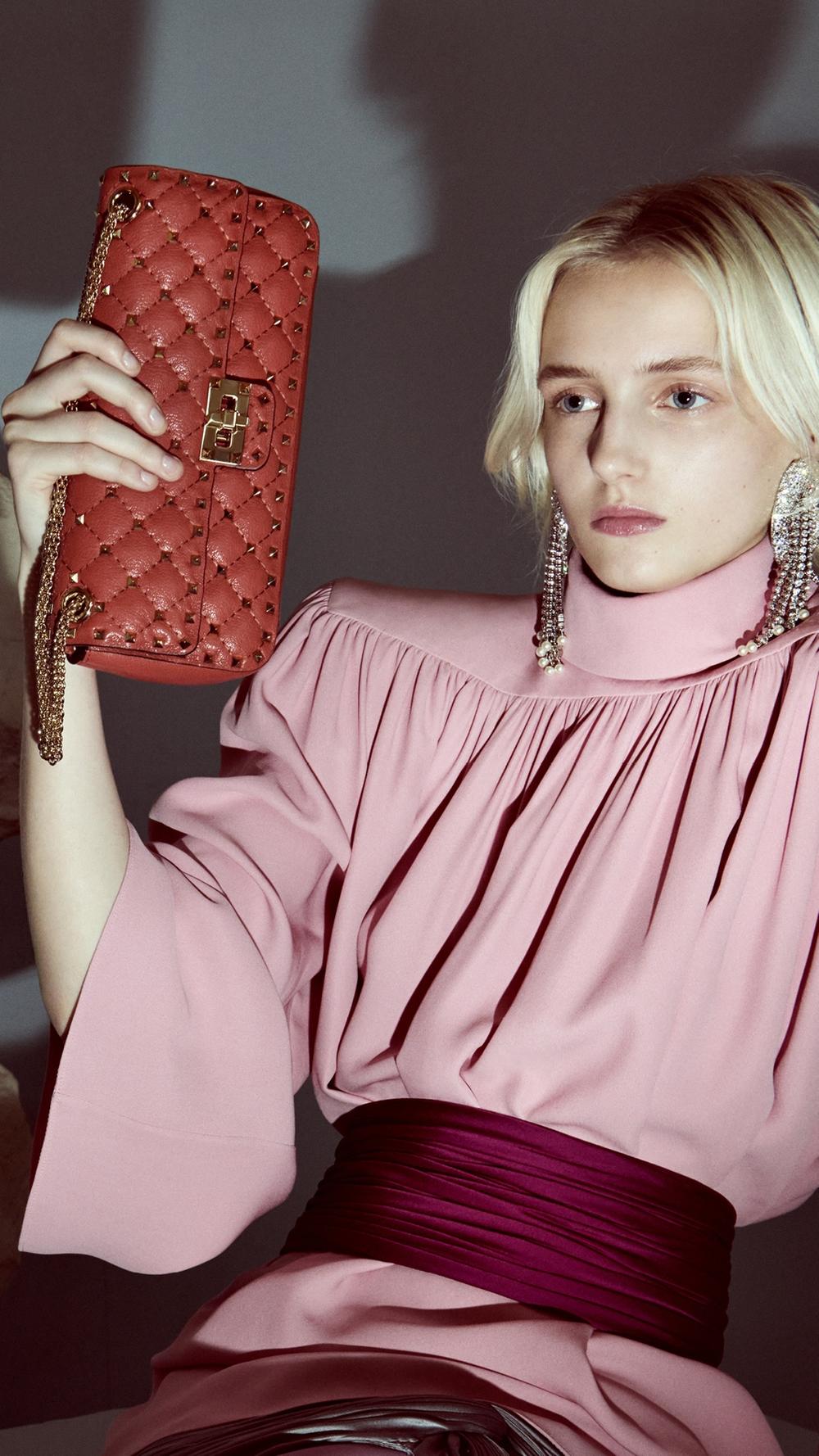 HP_Valentino_SpikeBag_9x16_exc