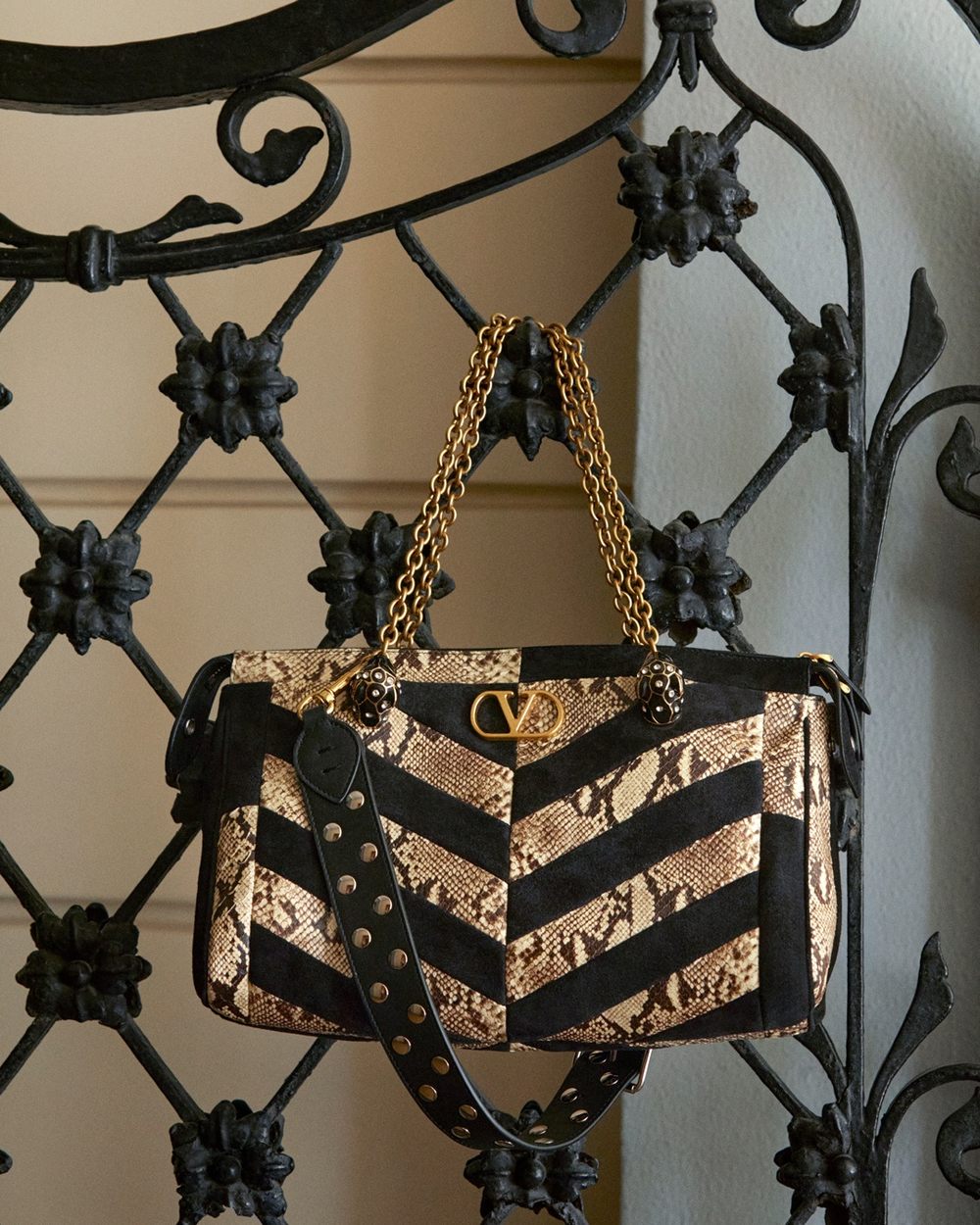 01_HarpersBazaar_Valentino-PantheaBag_4