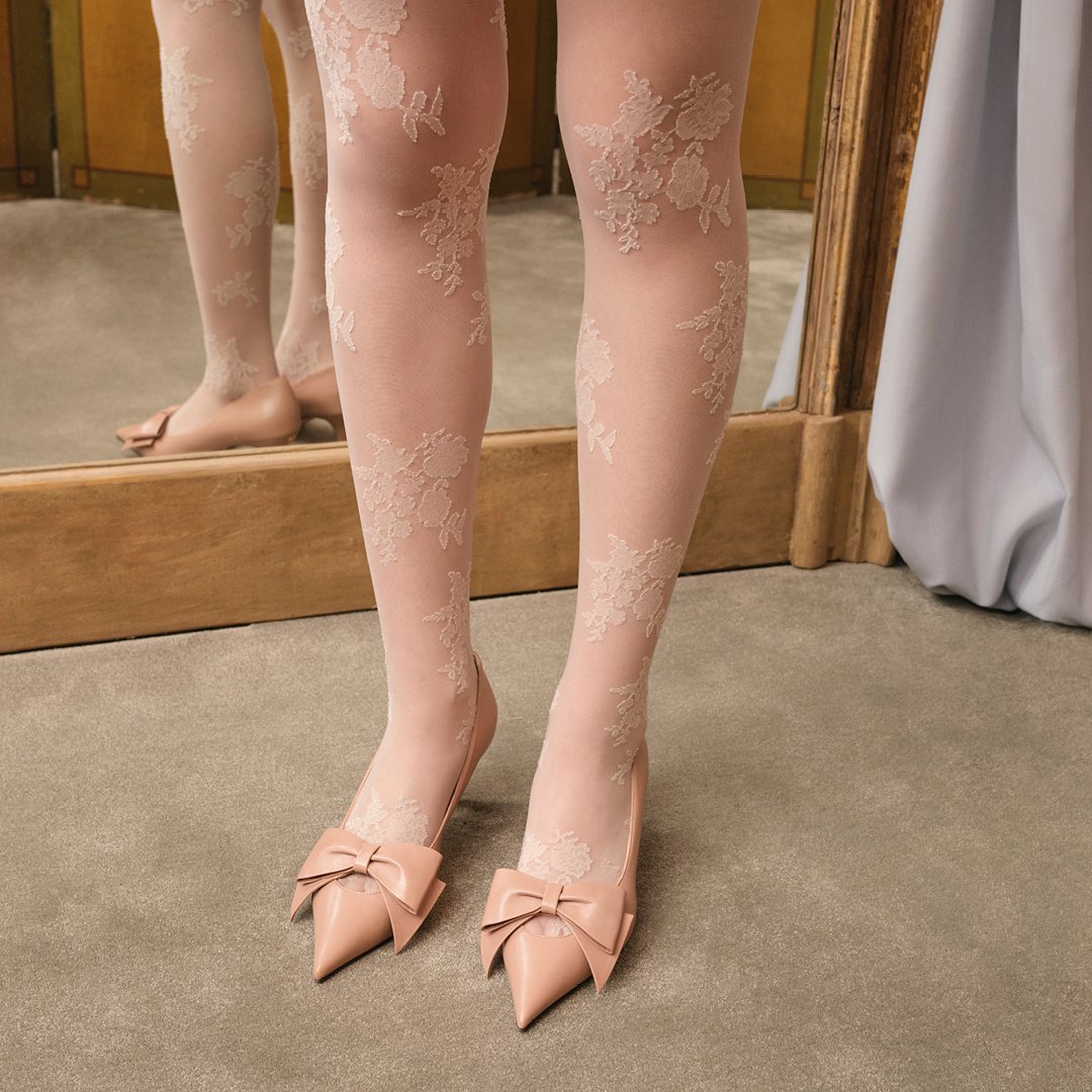 ヴァレンティノ ショートパンツ V金具 ロゴチェーン アイボリー ヴァレンティノ ショートパンツ V金具 ロゴチェーン アイボリー