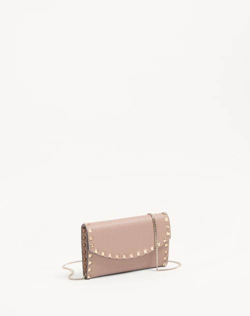 Valentino Garavani - Rockstud Wallet With Chain In Grainy Calfskin - Poudre - Woman - Wallets And Small Leather Goods
