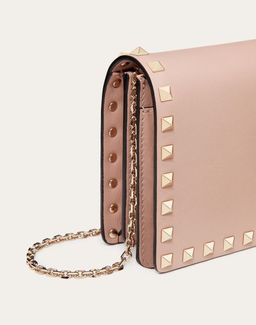 Valentino Garavani - Rockstud Calfskin Chain Pouch - Poudre - Woman - Mini Bags