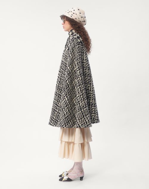 Geometric Tweed Cape for Woman in Ivory/black | Valentino US Geometric Tweed Cape for Woman in Ivory/black | Valentino US