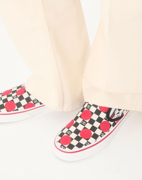 Valentino Garavani - 발렌티노 가라바니 X 반스 브이로고 체커보드 프린트 및 폴카 도트 디테일 패브릭 슬립온 스니커즈 - 버터/블랙/루주 퓌르 - 여성 - 슈즈