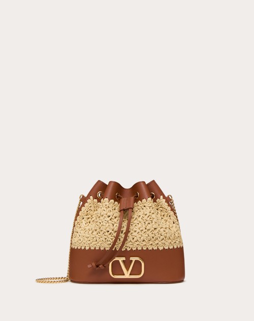 Vロゴ シグネチャー チェーン ラフィア ミニ バケットバッグ for ウィメンズ インチ ナチュラル/サドルブラウン | Valentino JP