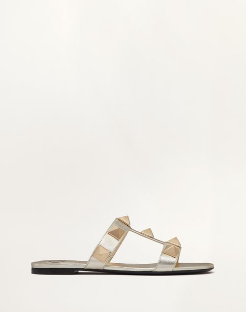 Valentino Garavani - Sandalia Sin Talón Roman Stud De Cuero Napa Metalizado Con Tachuelas A Juego - Platino - Mujer - Roman Stud Sandals - Shoes