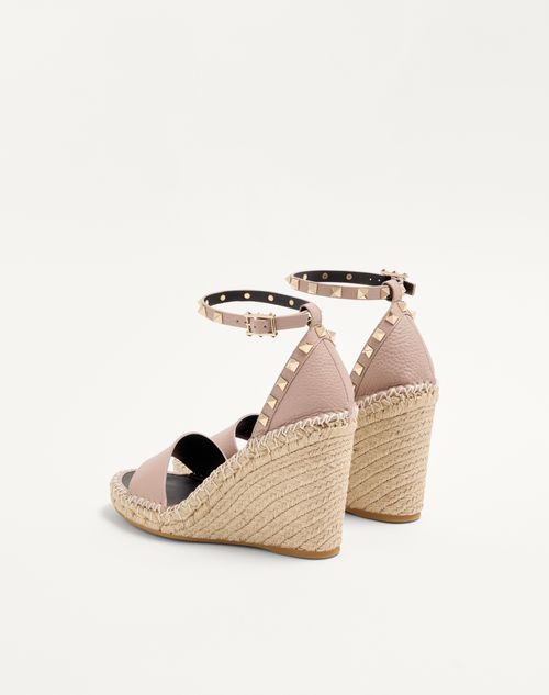 Valentino Garavani - Double Rockstud Grainy Calfskin Wedge Sandal 105 Mm - Poudre - Woman - Espadrilles And Wedges