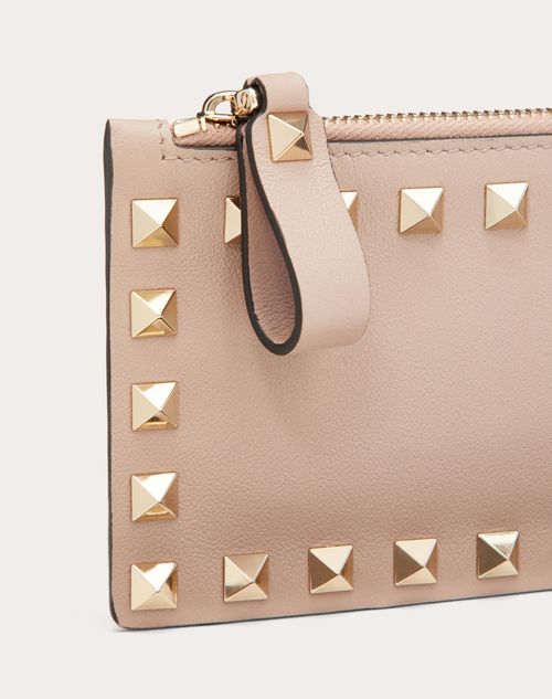 Valentino Garavani - Porte-cartes Rockstud Zippé En Veau - Poudre - Femme - Portefeuilles Et Petite Maroquinerie