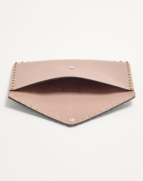 Valentino Garavani - Rockstud Grainy Calfskin Envelope Pouch - Poudre - Woman - Clutches
