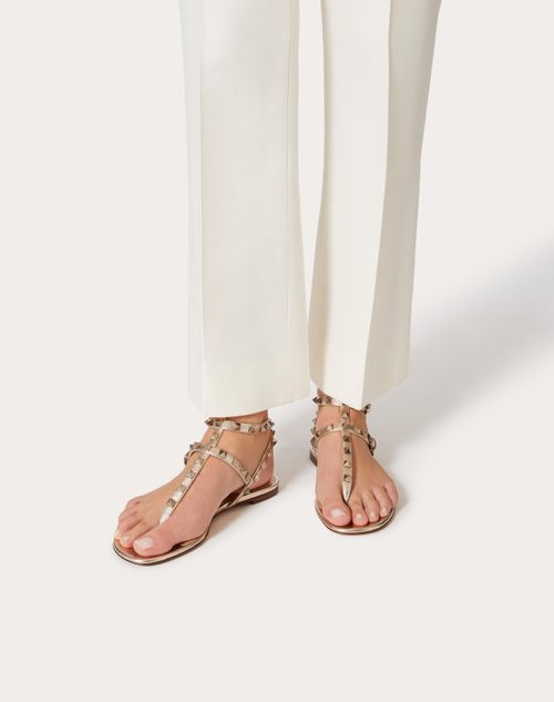 virksomhed Enrich nødvendig Rockstud Metallic Flat Flip-flop Sandal for Woman in Skin | Valentino US