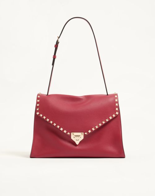 Valentino Garavani - Bolso De Hombro Mediano Valentino Garavani Rockstud Maxxing De Cuero De Becerro Liso - Rojo Oscuro - Mujer - Bolsos Shopping
