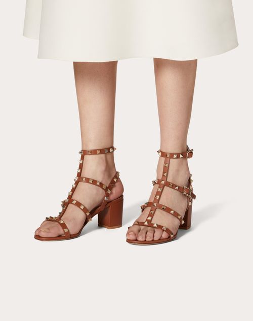 Diverse varer samtale Brød Rockstud Calfskin Ankle Strap Sandal 60 Mm for Woman in Saddle Brown |  Valentino US