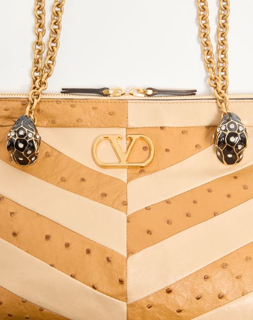 Valentino Garavani - Valentino Garavani Panthea Mittelgroße Schultertasche Aus Straußenleder Und Nappaleder Mit Chevronmuster - Tabak/gold Beige - Frau - Schultertaschen