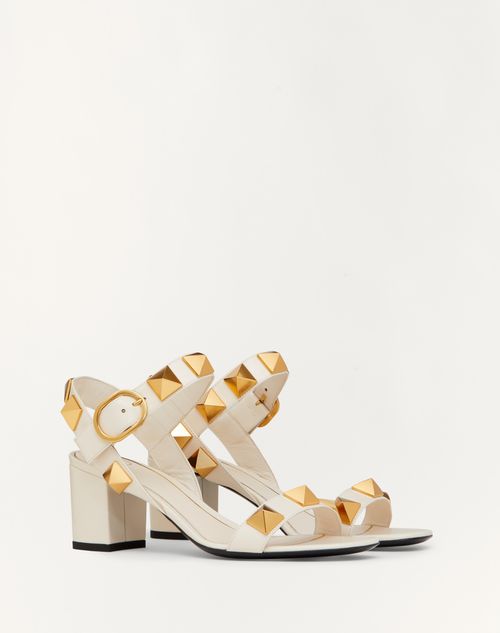 Valentino Garavani - Sandalias Roman Stud De Piel De Becerro Con Tacón De 60 mm - Marfil Pálido - Mujer - Roman Stud Sandals - Shoes