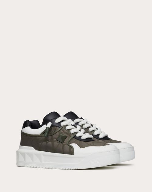 Valentino Garavani - Zapatilla One Stud Xl De Caña Baja Hecha De Cuero Napa Y Tejido Técnico De Jacqaurd Toile Iconographe - Verde Militar/blanco/negro - Hombre - Sneakers