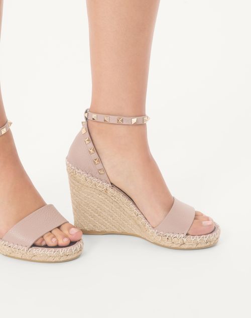 Valentino Garavani - Double Rockstud Grainy Calfskin Wedge Sandal 105 Mm - Poudre - Woman - Espadrilles And Wedges