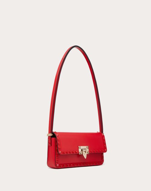 Valentino Garavani - Bolso De Hombro Rockstud23 Más Ancho Que Alto De Cuero De Becerro Liso - Rouge Pur - Mujer - Rebajas De Bolsos Y Accesorios Para Mujer