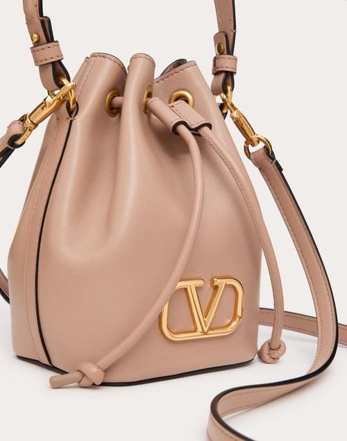 Vロゴ シグネチャー ナッパレザー ミニ バケットバッグ for Vロゴ シグネチャー ナッパレザー ミニ バケットバッグ for