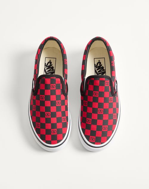 Valentino Garavani - 발렌티노 가라바니 X 반스 브이로고 체커보드 프린트 패브릭 슬립온 스니커즈 - 루주 퓌르/블랙 - 여성 - 슈즈