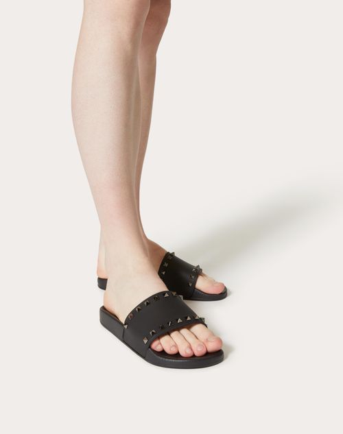 Rockstud Rubber Slider Sandal for Man in Black Valentino SA