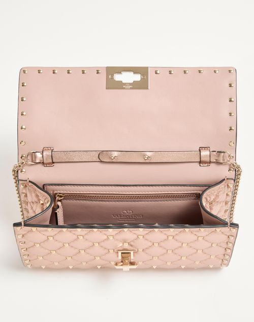 Valentino Garavani - Sac Porté Épaule Valentino Garavani Rockstud Spike En Cuir Nappa Lamé - Rose Cannelle - Femme - Pochettes