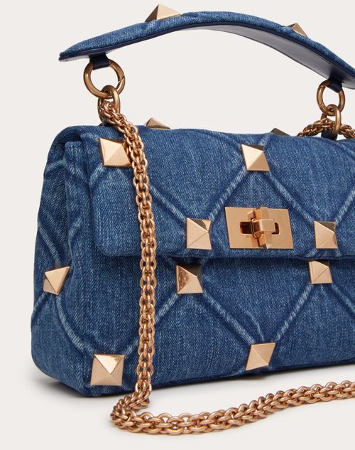 MEDIUM ROMAN STUD THE SHOULDER BAG IN DENIM WITH CHAIN