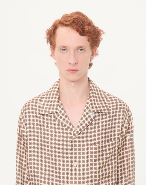 Valentino - Camicia A Maniche Lunghe Valentino In Seta Con Stampa Chamber All Over - Burro/multicolor - Uomo - Camicie