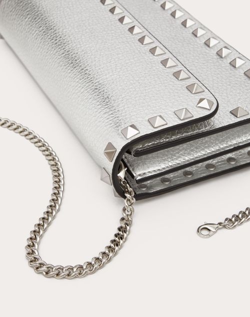 Rockstud grainy calfskin best sale wallet with chain strap