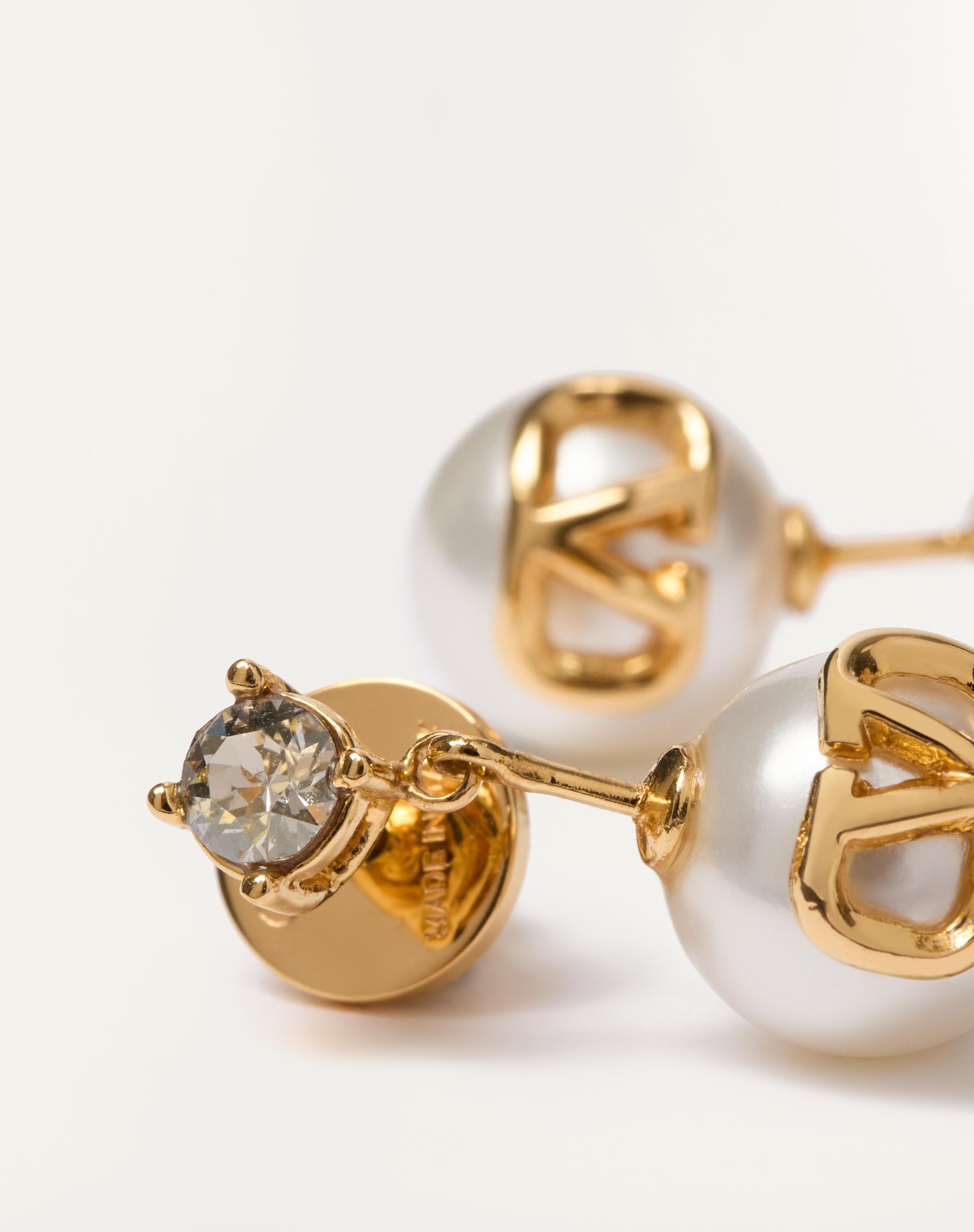 Vロゴ シグネチャー メタル X スワロフスキー®クリスタル X レジン  