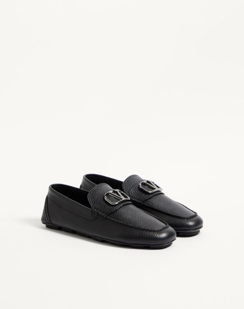 Valentino Garavani - Vlogo Signature Grainy Calfskin Driving Shoe - Black - Man - Loafers And Driver