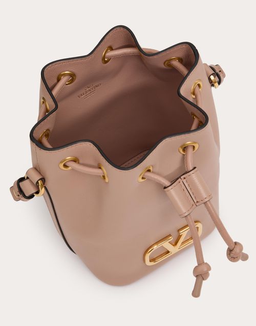 Vロゴ シグネチャー ナッパレザー ミニ バケットバッグ for Vロゴ シグネチャー ナッパレザー ミニ バケットバッグ for