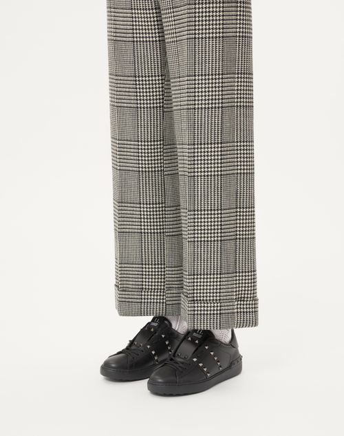 Valentino Garavani - Rockstud Untitled Sneaker In Calfskin Leather - Black - Man - Sneakers