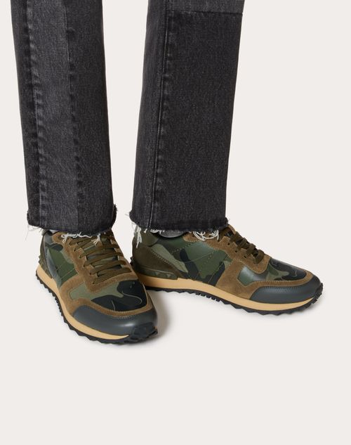 konvergens Somatisk celle Parasit Camouflage Rockrunner Sneaker for Man in Military Green | Valentino US