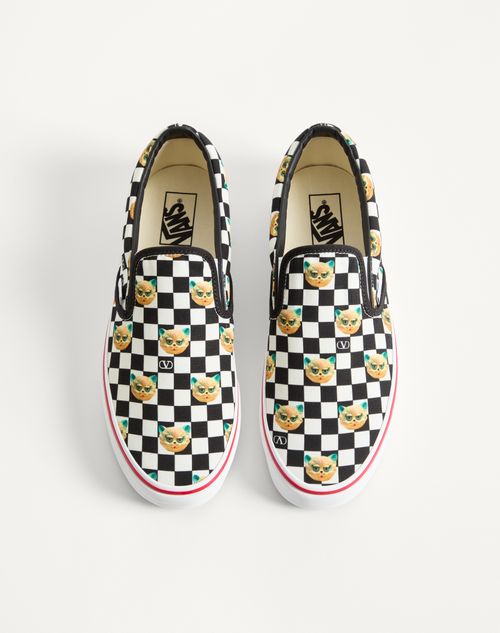Valentino Garavani - Valentino Garavani And Vans Slip-on Trainer In Fabric With Le Chat De La Maison Print And Vlogo Checkerboard Print - Black/white - Man - Sneakers