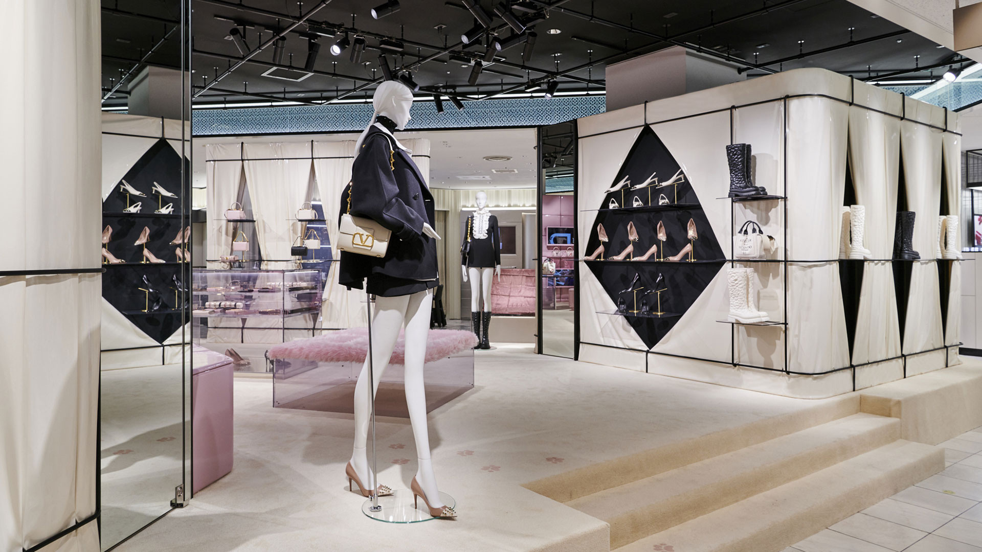 Louis Vuitton Opens Its First Women's Boutique In Takashimaya