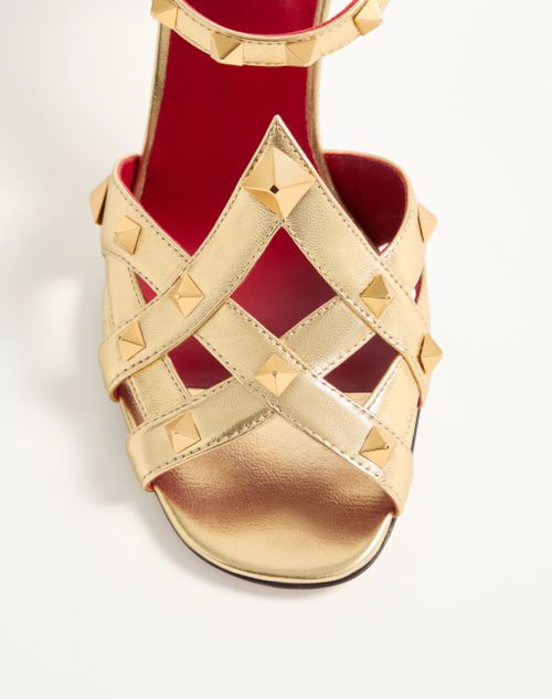 Valentino Garavani - Sandale Studdy En Nappa Laminé 100mm - Antique Brass - Femme - Sandales