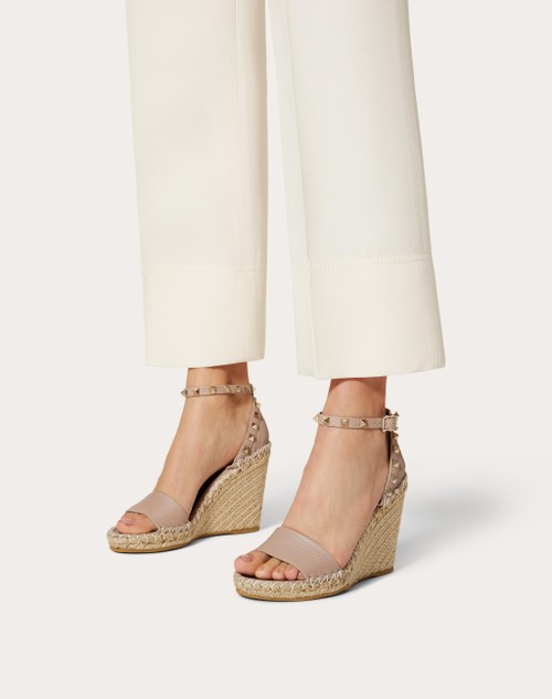 Valentino Garavani Rockstud-embellished wedge sandals - Brown