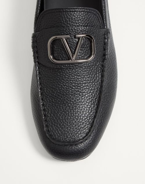 Valentino Garavani - Vlogo Signature Grainy Calfskin Driving Shoe - Black - Man - Loafers And Driver