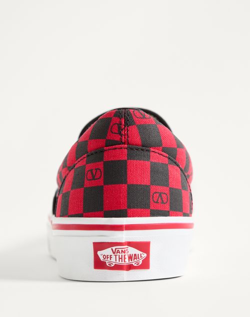 Valentino Garavani - Sneaker Slip-on Valentino Garavani And Vans In Tessuto Con Stampa Maxi Cherryfic E Stampa Vlogo Checkerboard - Nero/rosso - Uomo - Sneakers