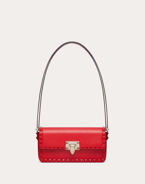 Valentino Garavani - Bolso De Hombro Rockstud23 Más Ancho Que Alto De Cuero De Becerro Liso - Rouge Pur - Mujer - Rebajas De Bolsos Y Accesorios Para Mujer