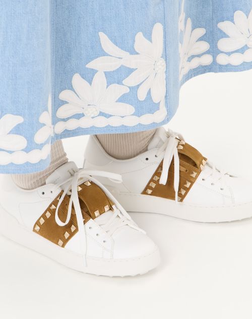 Valentino Garavani - Rockstud Untitled Sneaker In Calfskin With Split Leather Band - White/havana Beige - Woman - Trainers
