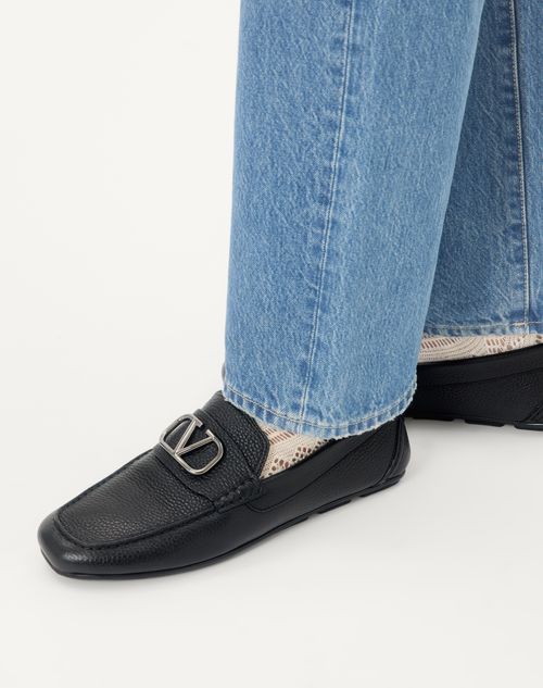 Valentino Garavani - Vlogo Signature Grainy Calfskin Driving Shoe - Black - Man - Loafers And Driver