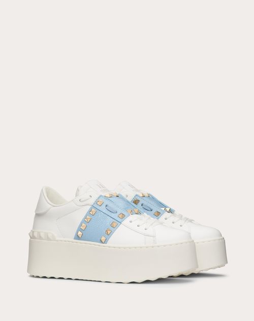 Valentino Garavani - Zapatillas Deportiva Flatform Rockstud Untitled De Cuero De Becerro Con Banda De Naplack - Blanco/popeline Blue - Mujer - Sneakers