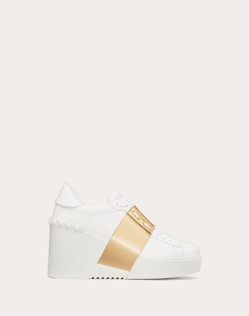 Valentino Garavani - Zapatilla Deportiva Open Disco De Cuero De Becerro Con Banda Metálica Y Con Tacón En Cuña De 85 mm - Blanco/oro - Mujer - Sneakers